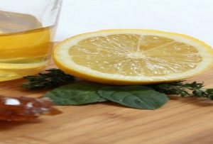 Limone con miele e acqua