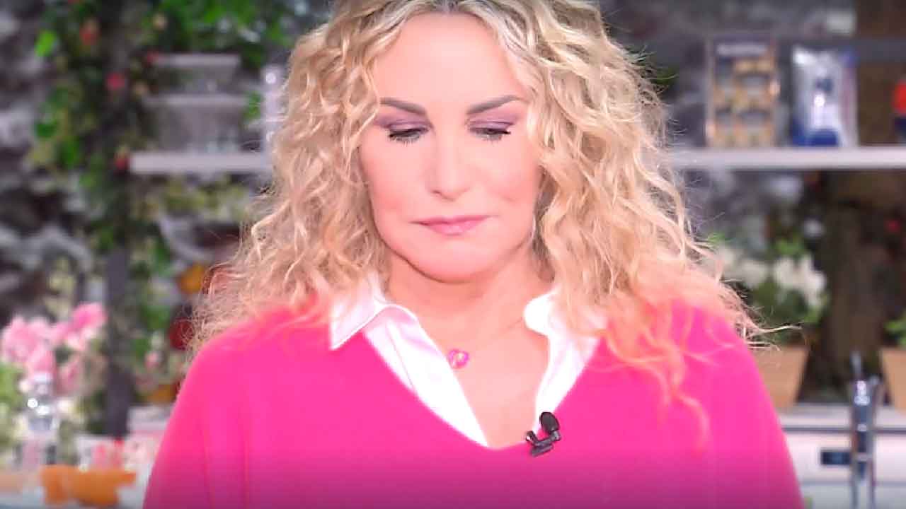 Antonella Clerici, la conduttrice sull'orlo del pianto dopo aver appreso la notizia in diretta (Screenshot)